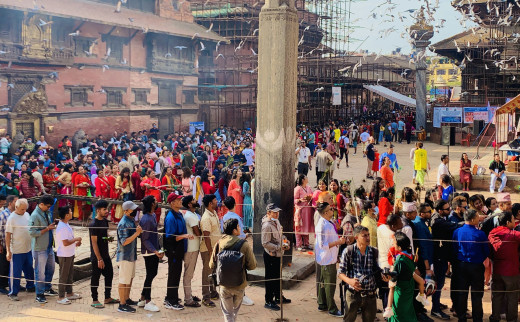 पाटनको कृष्ण मन्दिरमा भक्तजनको घुइँचो